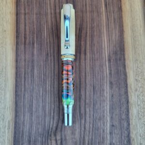 Stylo-plume Barbadás, bouleau madré de Carélie / résine à dominante orange, bâtons de cannelle et loofa