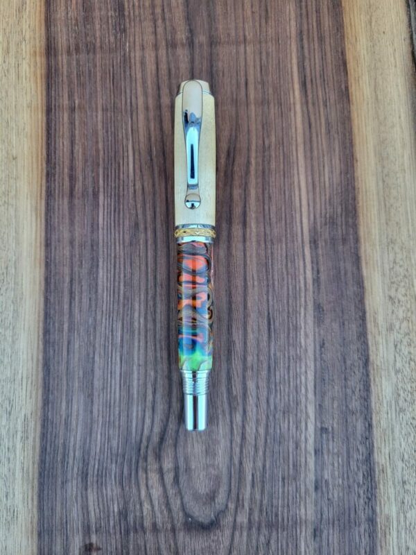 Stylo-plume Barbadás, bouleau madré de Carélie / résine à dominante orange, bâtons de cannelle et loofa