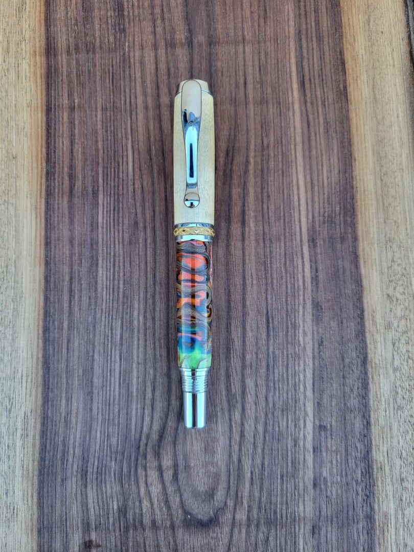 Stylo-plume Barbadás, bouleau madré de Carélie / résine à dominante orange, bâtons de cannelle et loofa 1 Stylo-plume Barbadás, bouleau madré de Carélie / résine à dominante orange, bâtons de cannelle et loofa