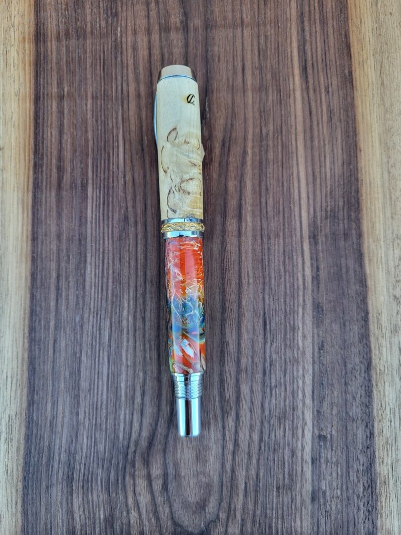 Stylo-plume Barbadás, bouleau madré de Carélie / résine à dominante orange, bâtons de cannelle et loofa 2 Stylo-plume Barbadás, bouleau madré de Carélie / résine à dominante orange, bâtons de cannelle et loofa – Image 2