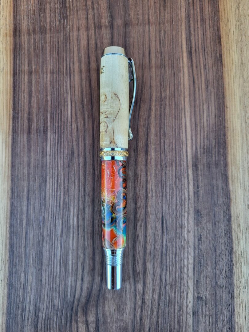 Stylo-plume Barbadás, bouleau madré de Carélie / résine à dominante orange, bâtons de cannelle et loofa 3 Stylo-plume Barbadás, bouleau madré de Carélie / résine à dominante orange, bâtons de cannelle et loofa – Image 3