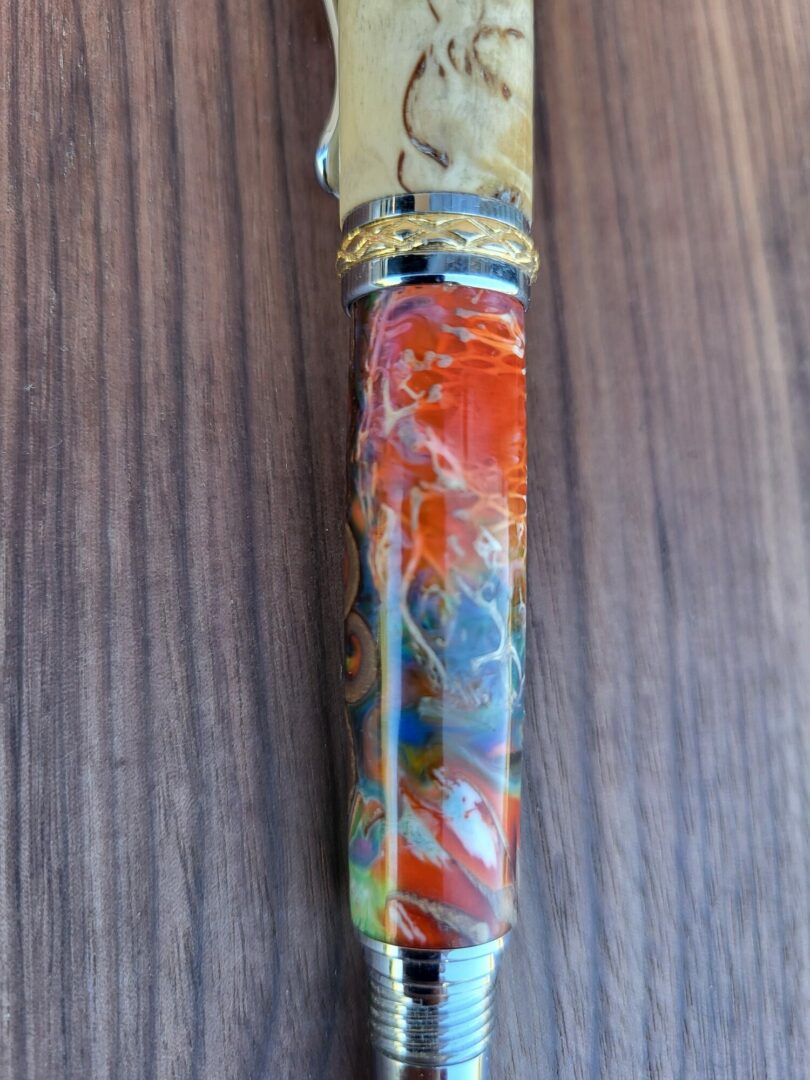 Stylo-plume Barbadás, bouleau madré de Carélie / résine à dominante orange, bâtons de cannelle et loofa 4 Stylo-plume Barbadás, bouleau madré de Carélie / résine à dominante orange, bâtons de cannelle et loofa – Image 4