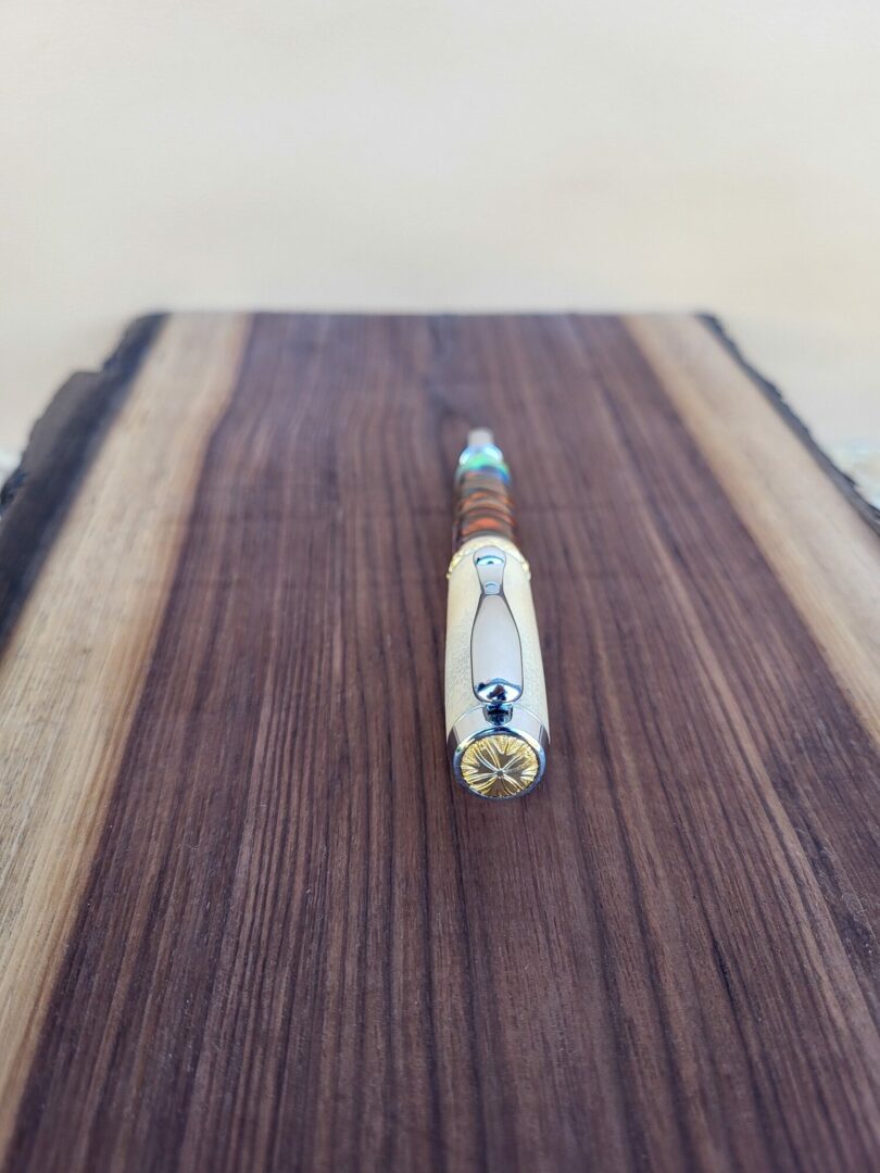 Stylo-plume Barbadás, bouleau madré de Carélie / résine à dominante orange, bâtons de cannelle et loofa 5 Stylo-plume Barbadás, bouleau madré de Carélie / résine à dominante orange, bâtons de cannelle et loofa – Image 5