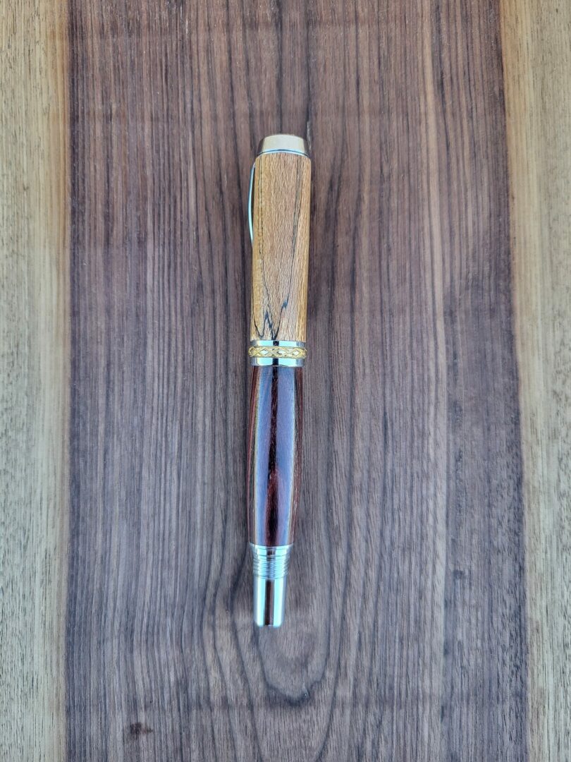 Stylo-plume Barbadás, hêtre échauffé / bois de violette 2 Stylo-plume Barbadás, hêtre échauffé / bois de violette – Image 2