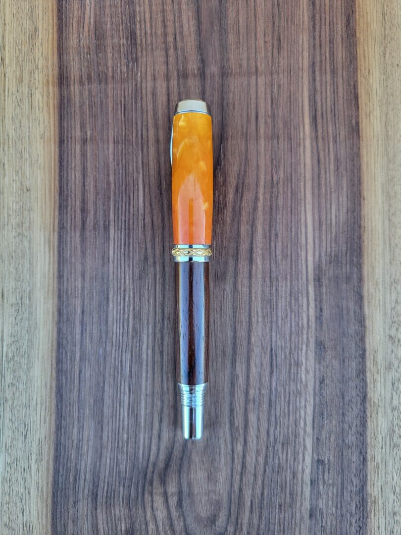 Stylo-plume Barbadás, résine orange / cocobolo 2 Stylo-plume Barbadás, résine orange / cocobolo – Image 2