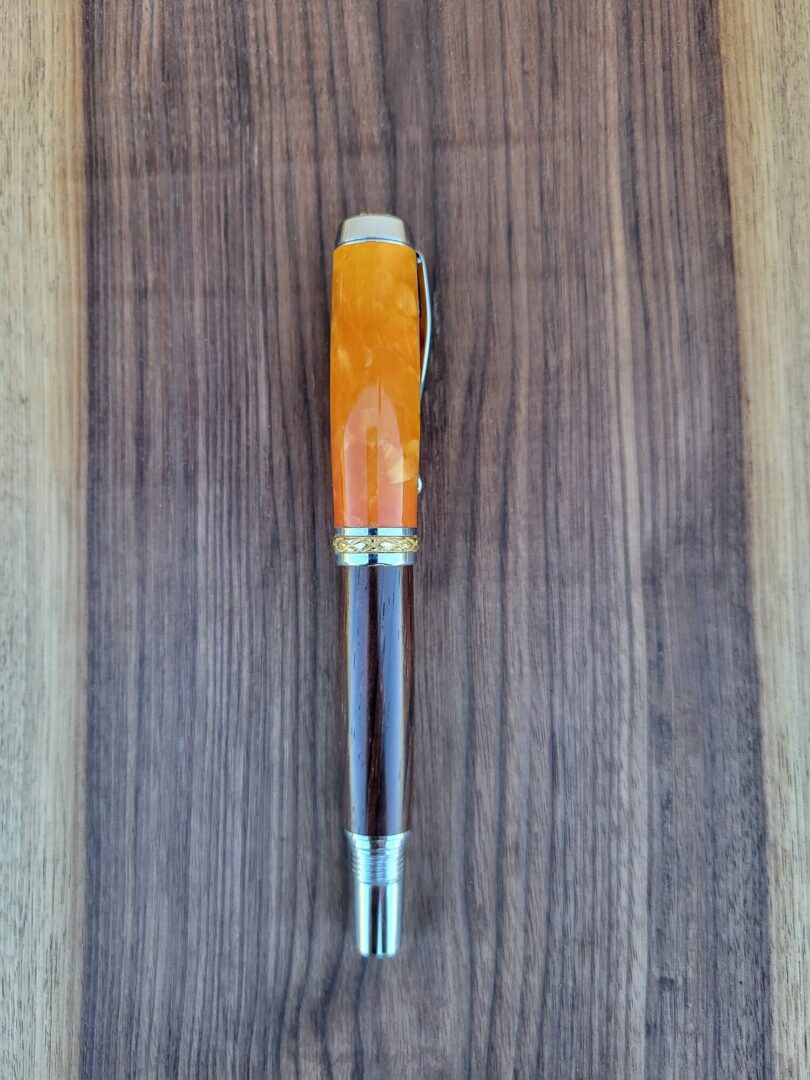 Stylo-plume Barbadás, résine orange / cocobolo 3 Stylo-plume Barbadás, résine orange / cocobolo – Image 3