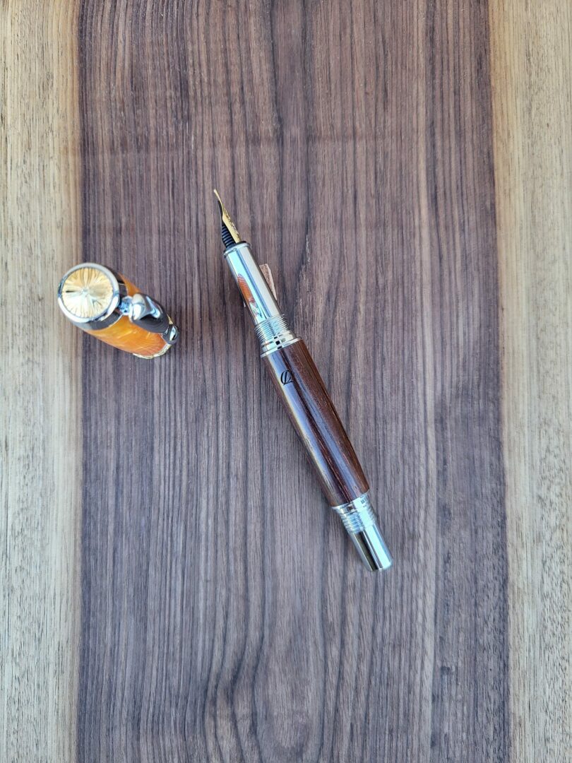 Stylo-plume Barbadás, résine orange / cocobolo 4 Stylo-plume Barbadás, résine orange / cocobolo – Image 4