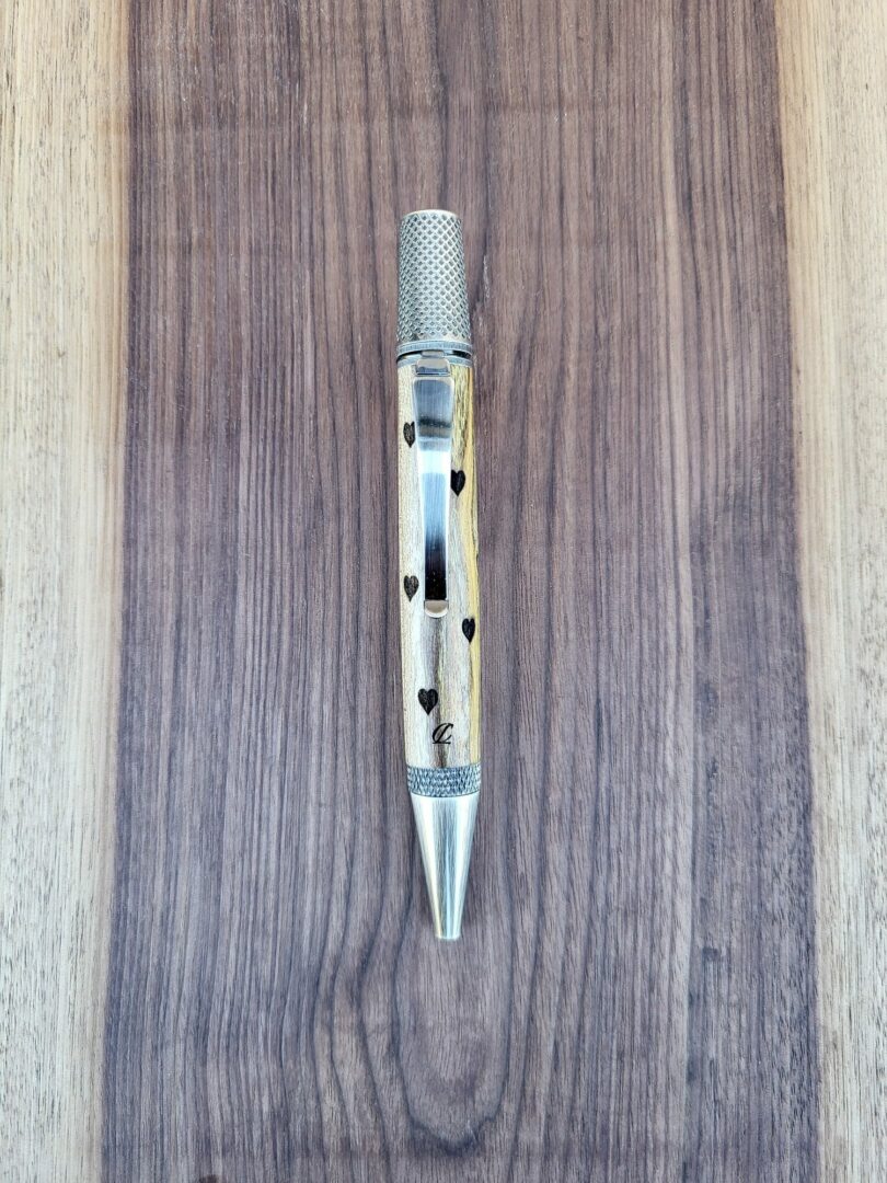 Stylo-bille Samos, bois de Judée, cœurs gravés 1 Stylo-bille Samos, bois de Judée, cœurs gravés