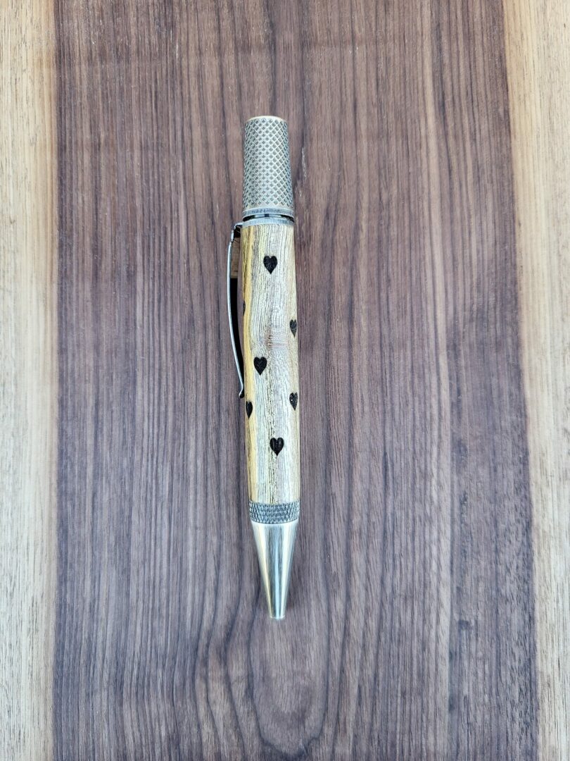 Stylo-bille Samos, bois de Judée, cœurs gravés 2 Stylo-bille Samos, bois de Judée, cœurs gravés – Image 2