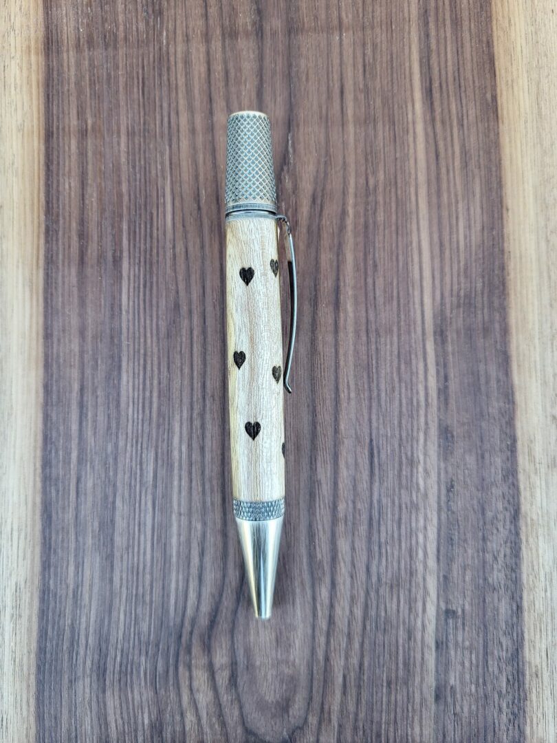 Stylo-bille Samos, bois de Judée, cœurs gravés 3 Stylo-bille Samos, bois de Judée, cœurs gravés – Image 3