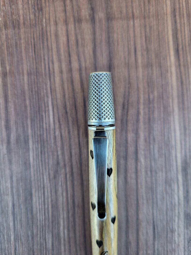 Stylo-bille Samos, bois de Judée, cœurs gravés 4 Stylo-bille Samos, bois de Judée, cœurs gravés – Image 4