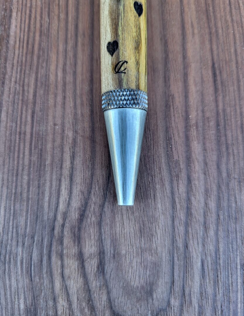 Stylo-bille Samos, bois de Judée, cœurs gravés 5 Stylo-bille Samos, bois de Judée, cœurs gravés – Image 5