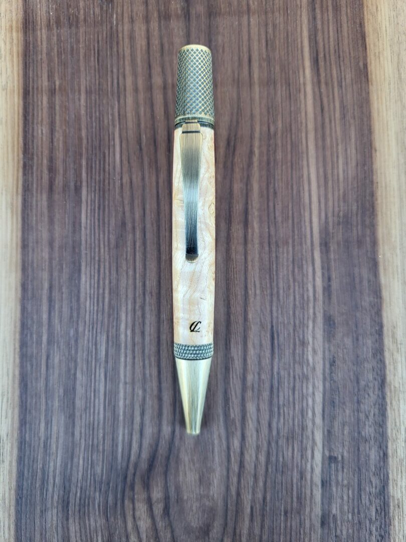 Stylo-bille Samos, loupe de frêne, lamellé-collé vert, jaune & rouge 1 Stylo-bille Samos, loupe de frêne, lamellé-collé vert, jaune & rouge