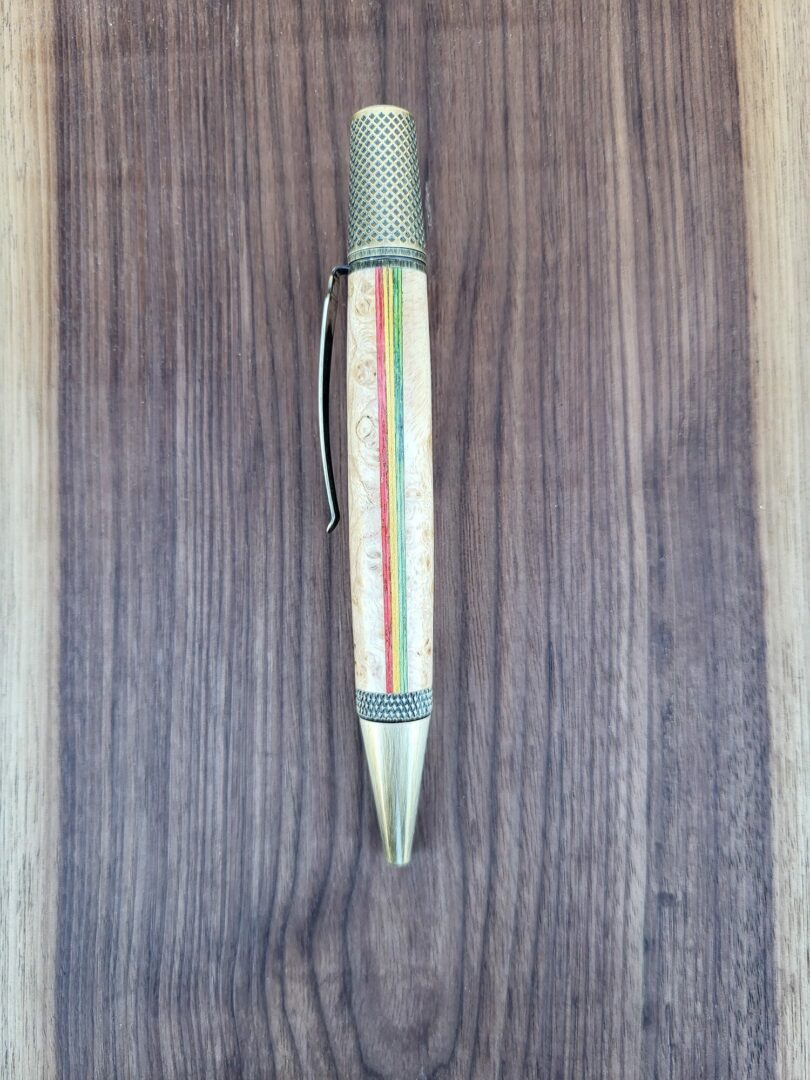 Stylo-bille Samos, loupe de frêne, lamellé-collé vert, jaune & rouge 2 Stylo-bille Samos, loupe de frêne, lamellé-collé vert, jaune & rouge – Image 2