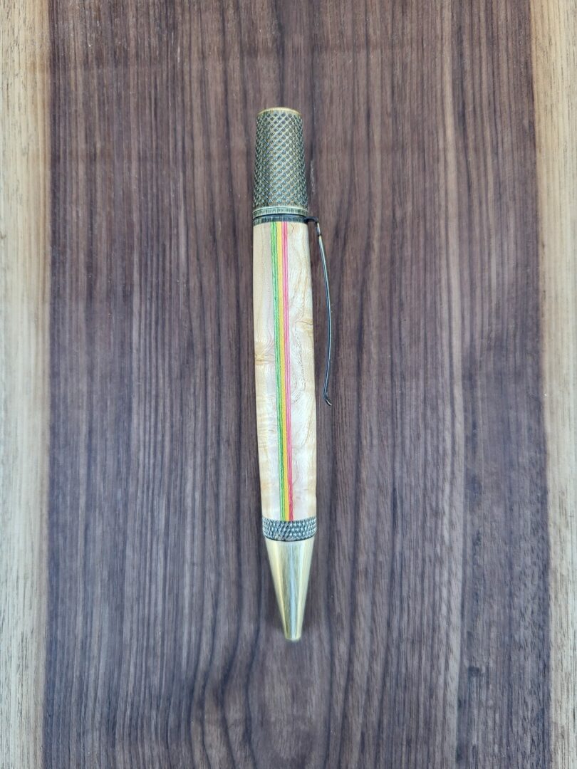 Stylo-bille Samos, loupe de frêne, lamellé-collé vert, jaune & rouge 3 Stylo-bille Samos, loupe de frêne, lamellé-collé vert, jaune & rouge – Image 3