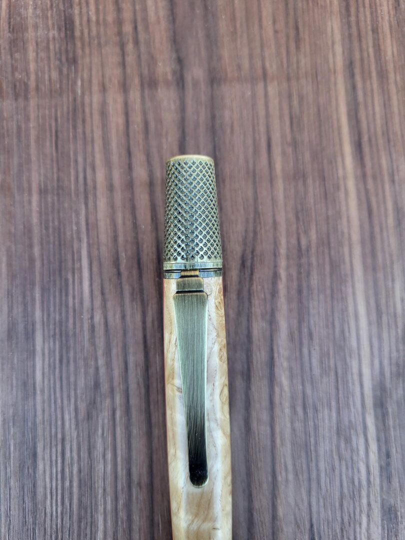 Stylo-bille Samos, loupe de frêne, lamellé-collé vert, jaune & rouge 4 Stylo-bille Samos, loupe de frêne, lamellé-collé vert, jaune & rouge – Image 4