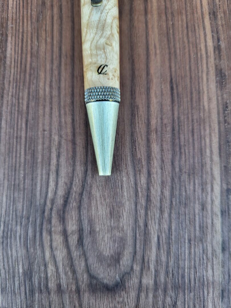 Stylo-bille Samos, loupe de frêne, lamellé-collé vert, jaune & rouge 5 Stylo-bille Samos, loupe de frêne, lamellé-collé vert, jaune & rouge – Image 5