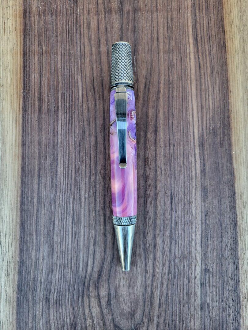 Stylo-bille Samos, résine rose et mauve, fleur de plumosum 1 Stylo-bille Samos, résine rose et mauve, fleur de plumosum