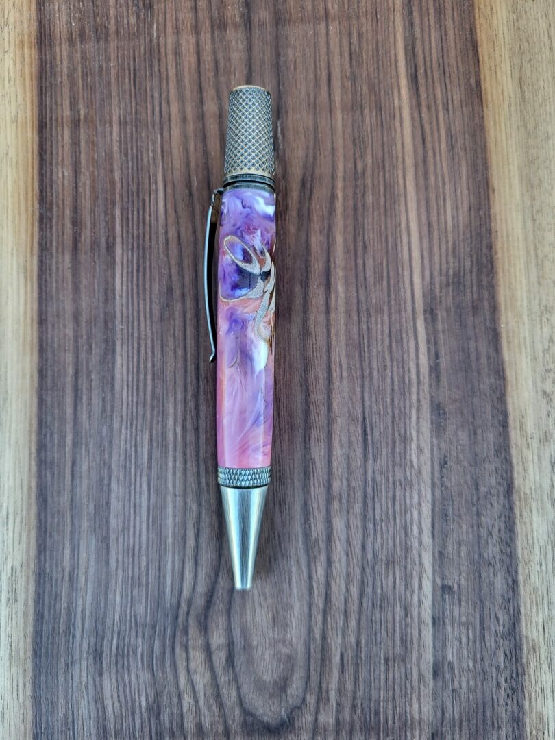 Stylo-bille Samos, résine rose et mauve, fleur de plumosum 2 Stylo-bille Samos, résine rose et mauve, fleur de plumosum – Image 2