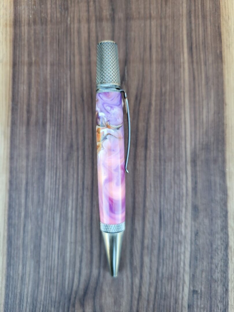 Stylo-bille Samos, résine rose et mauve, fleur de plumosum 3 Stylo-bille Samos, résine rose et mauve, fleur de plumosum – Image 3