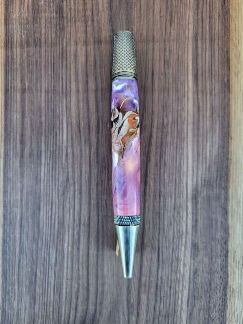 Stylo-bille Samos, résine rose et mauve, fleur de plumosum 4 Stylo-bille Samos, résine rose et mauve, fleur de plumosum – Image 4