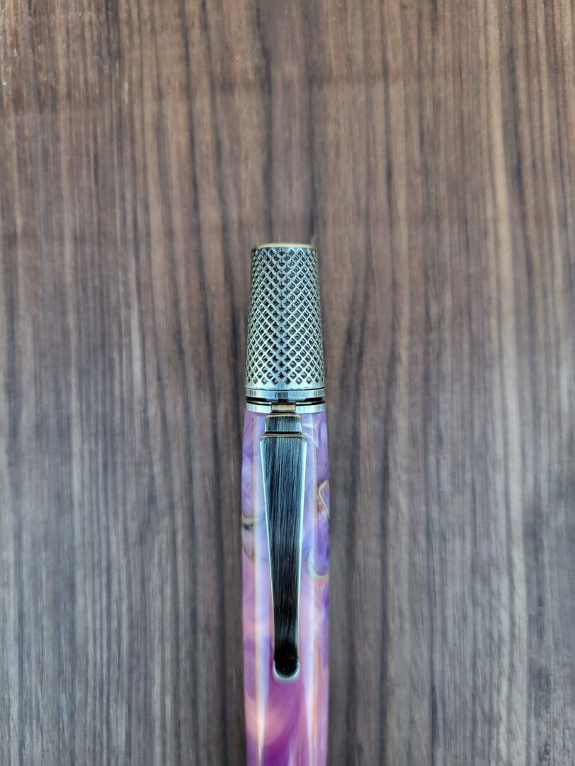 Stylo-bille Samos, résine rose et mauve, fleur de plumosum 5 Stylo-bille Samos, résine rose et mauve, fleur de plumosum – Image 5