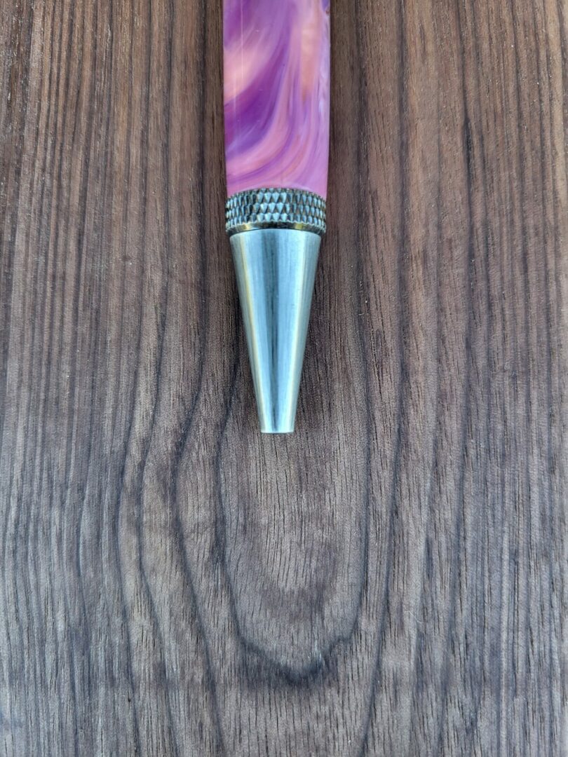 Stylo-bille Samos, résine rose et mauve, fleur de plumosum 6 Stylo-bille Samos, résine rose et mauve, fleur de plumosum – Image 6