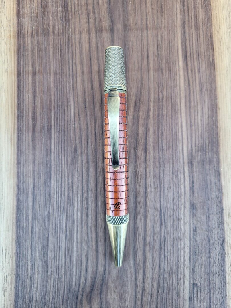 Stylo-bille Samos, sipo, padouk & placage bleu 1 Stylo-bille Samos, sipo, padouk & placage bleu