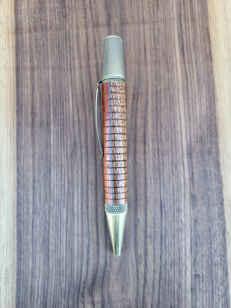 Stylo-bille Samos, sipo, padouk & placage bleu 2 Stylo-bille Samos, sipo, padouk & placage bleu – Image 2