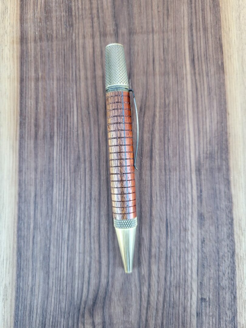 Stylo-bille Samos, sipo, padouk & placage bleu 3 Stylo-bille Samos, sipo, padouk & placage bleu – Image 3