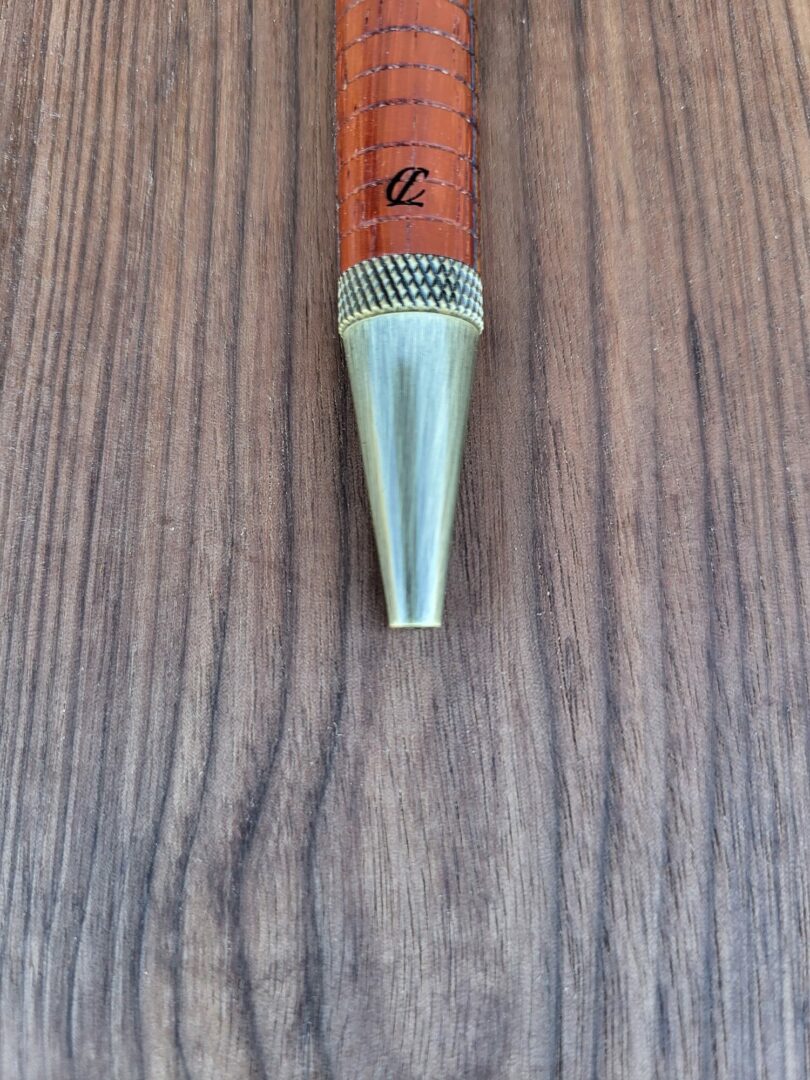 Stylo-bille Samos, sipo, padouk & placage bleu 4 Stylo-bille Samos, sipo, padouk & placage bleu – Image 4