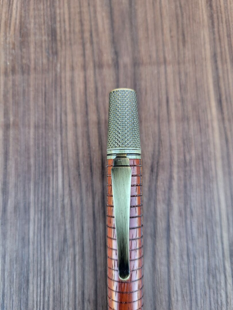 Stylo-bille Samos, sipo, padouk & placage bleu 5 Stylo-bille Samos, sipo, padouk & placage bleu – Image 5