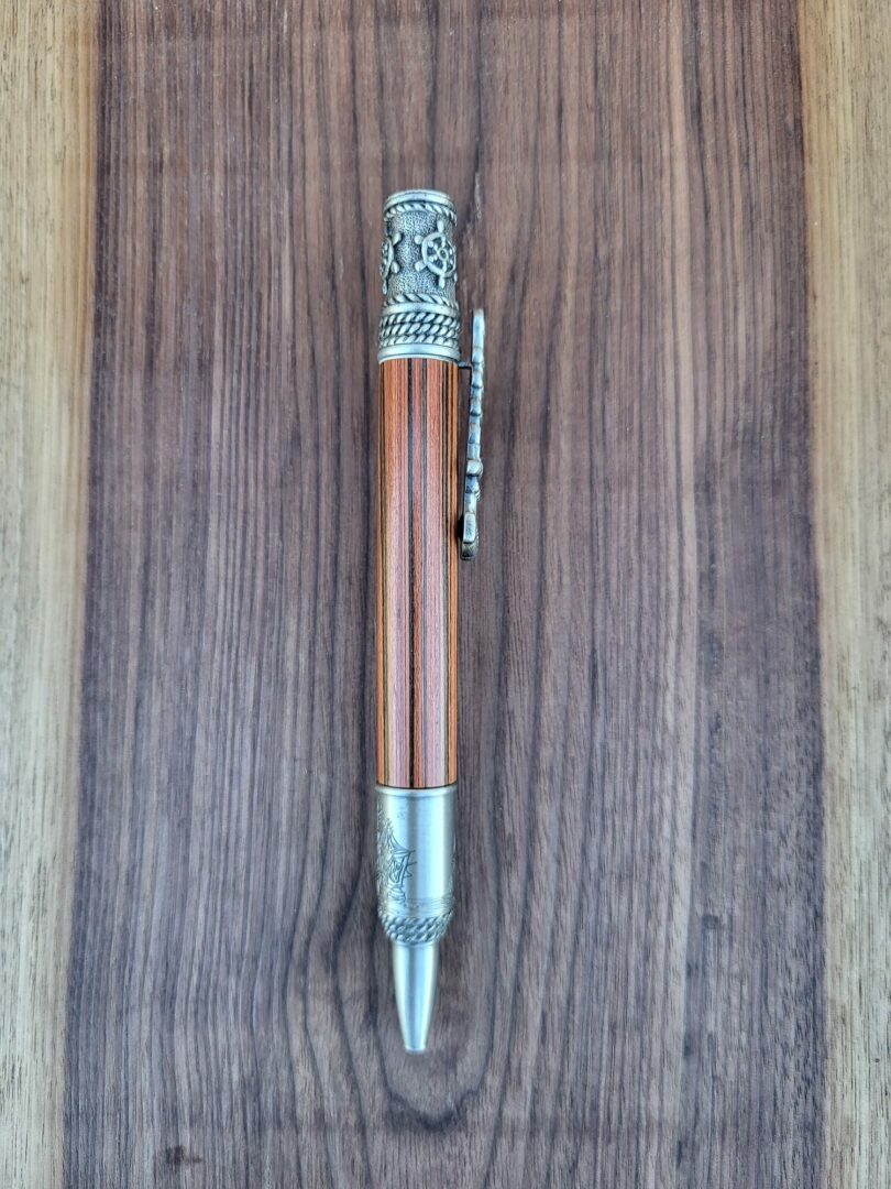 Stylo-bille Vigo, bois lamellé de cocobolo 3 Stylo-bille Vigo, bois lamellé de cocobolo – Image 3