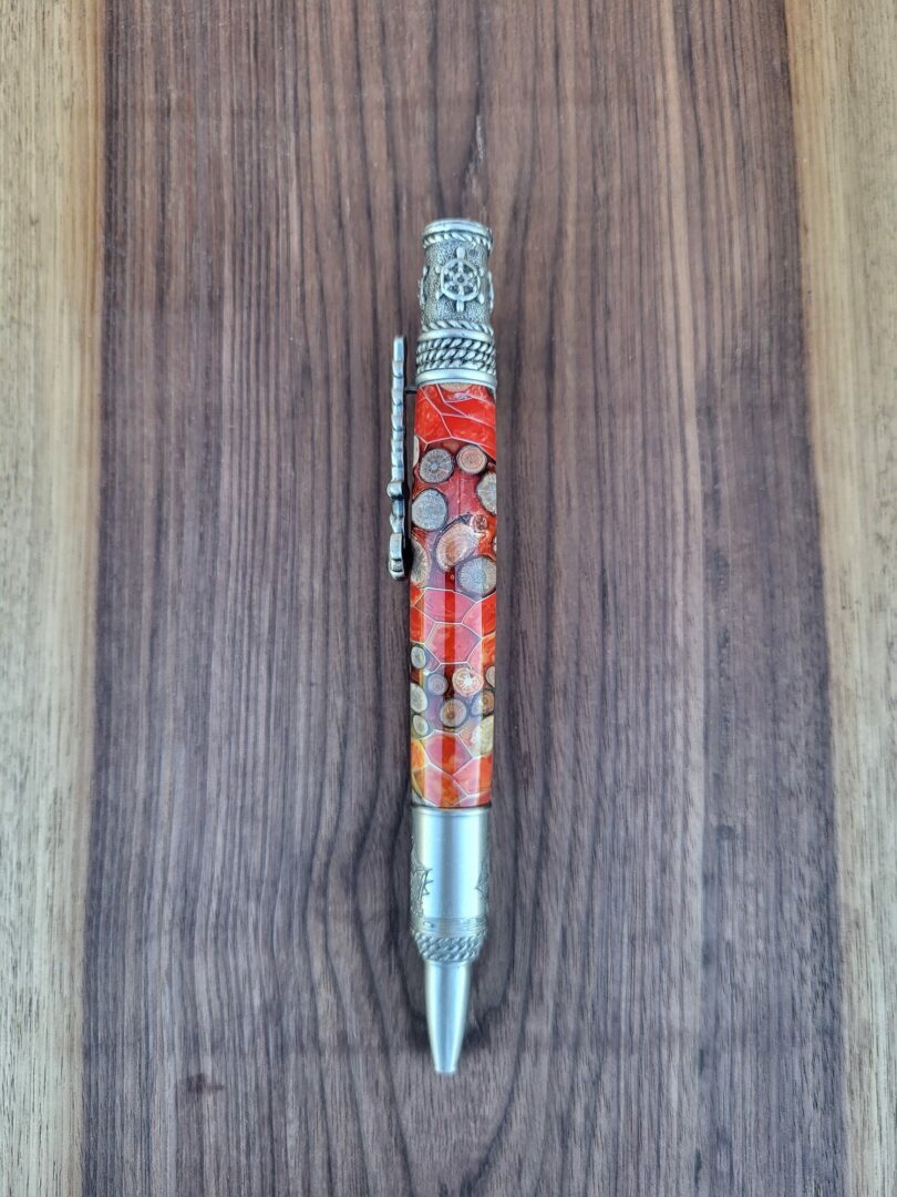 Stylo-bille Vigo, résine hybride orangée, branchettes et grille alvéolée 2 Stylo-bille Vigo, résine hybride orangée, branchettes et grille alvéolée – Image 2