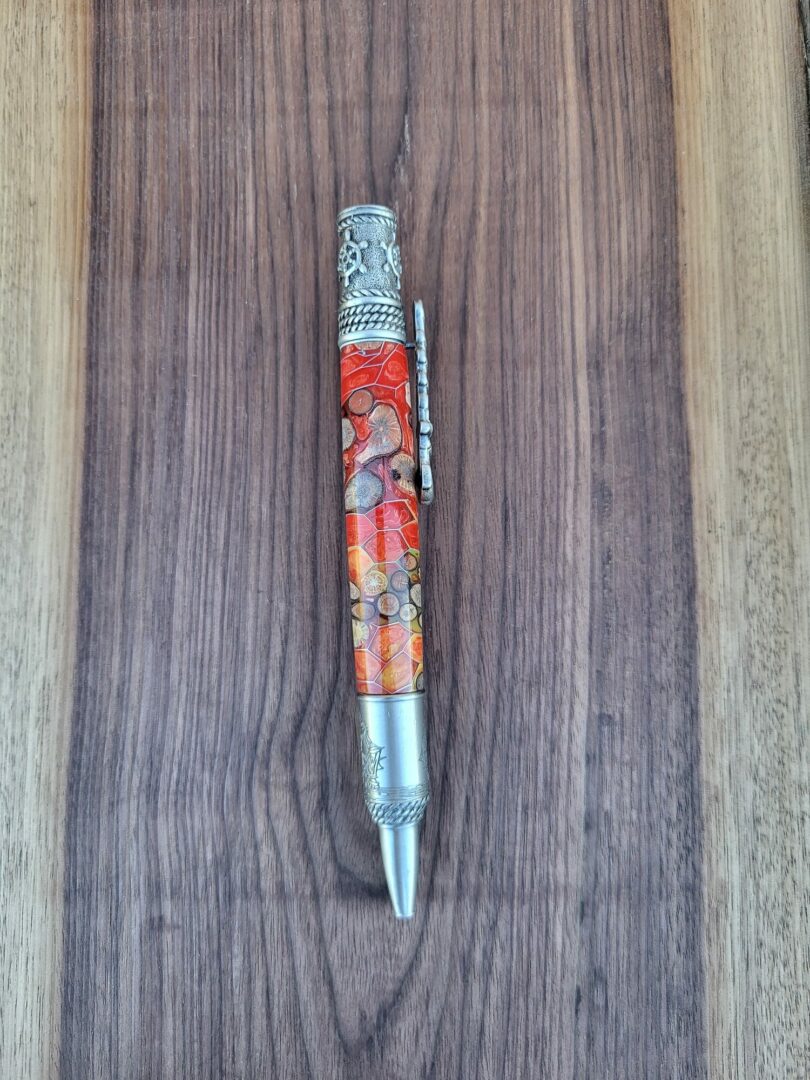 Stylo-bille Vigo, résine hybride orangée, branchettes et grille alvéolée 3 Stylo-bille Vigo, résine hybride orangée, branchettes et grille alvéolée – Image 3