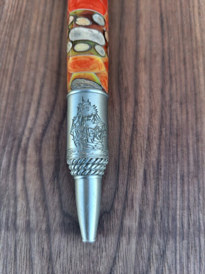 Stylo-bille Vigo, résine hybride orangée, branchettes et grille alvéolée 4 Stylo-bille Vigo, résine hybride orangée, branchettes et grille alvéolée – Image 4