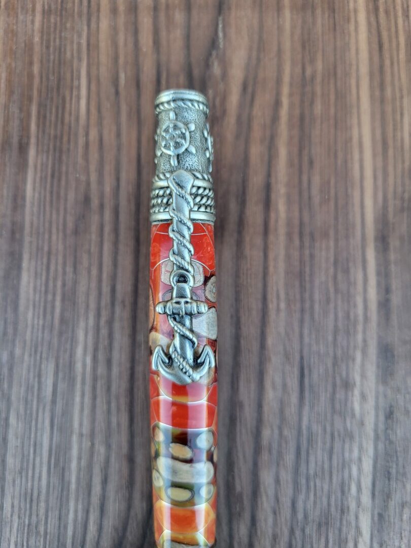 Stylo-bille Vigo, résine hybride orangée, branchettes et grille alvéolée 5 Stylo-bille Vigo, résine hybride orangée, branchettes et grille alvéolée – Image 5