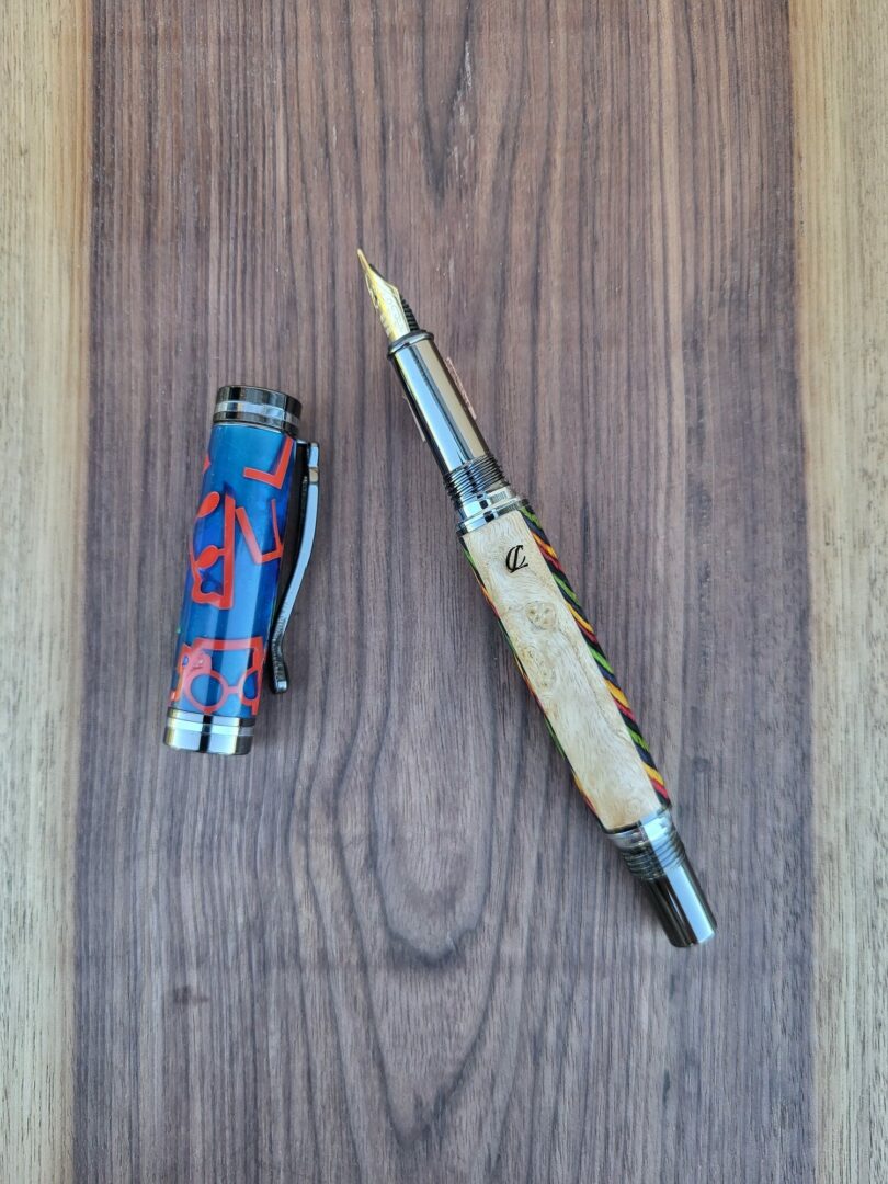 Stylo-plume Vilar, résine bleue, Lego & loupe de frêne, lamellé teinté multicolore 4 Stylo-plume Vilar, résine bleue, Lego & loupe de frêne, lamellé teinté multicolore – Image 4