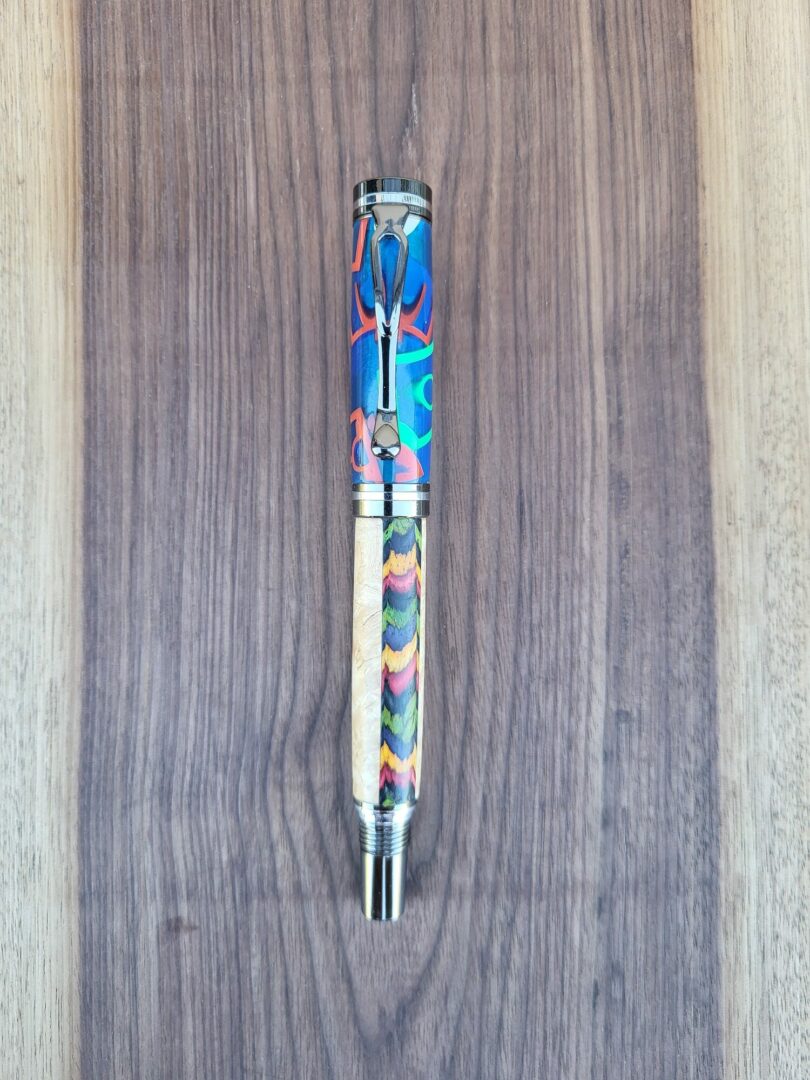 Stylo-plume Vilar, résine bleue, Lego & loupe de frêne, lamellé teinté multicolore 1 Stylo-plume Vilar, résine bleue, Lego & loupe de frêne, lamellé teinté multicolore