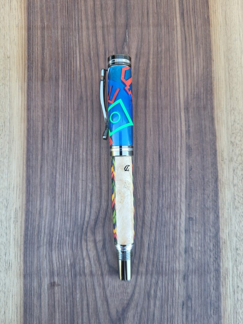 Stylo-plume Vilar, résine bleue, Lego & loupe de frêne, lamellé teinté multicolore 2 Stylo-plume Vilar, résine bleue, Lego & loupe de frêne, lamellé teinté multicolore – Image 2