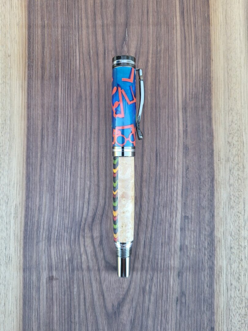 Stylo-plume Vilar, résine bleue, Lego & loupe de frêne, lamellé teinté multicolore 3 Stylo-plume Vilar, résine bleue, Lego & loupe de frêne, lamellé teinté multicolore – Image 3