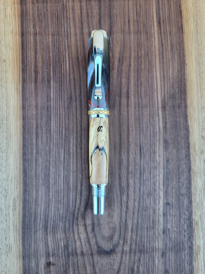 Stylo-plume Barbadás, résine grise et liseré rouge / hêtre échauffé 1 Stylo-plume Barbadás, résine grise et liseré rouge / hêtre échauffé