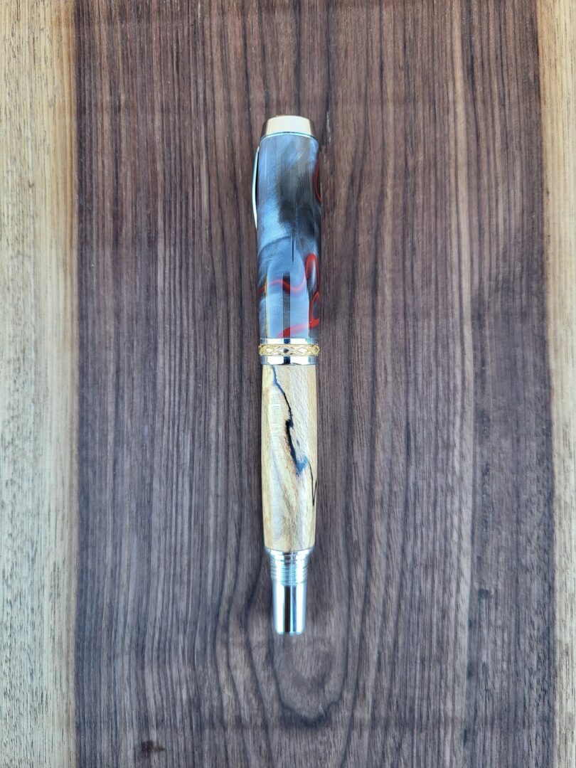Stylo-plume Barbadás, résine grise et liseré rouge / hêtre échauffé 2 Stylo-plume Barbadás, résine grise et liseré rouge / hêtre échauffé – Image 2