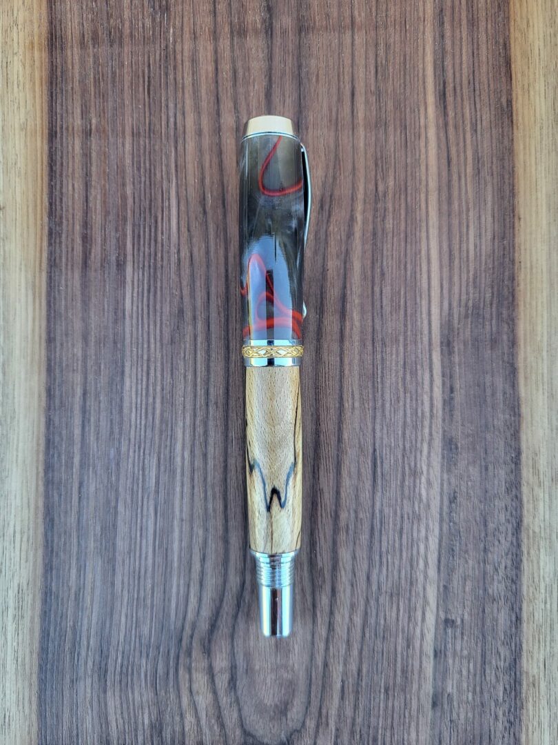 Stylo-plume Barbadás, résine grise et liseré rouge / hêtre échauffé 3 Stylo-plume Barbadás, résine grise et liseré rouge / hêtre échauffé – Image 3