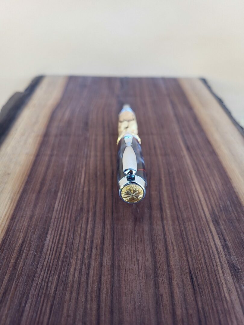 Stylo-plume Barbadás, résine grise et liseré rouge / hêtre échauffé 4 Stylo-plume Barbadás, résine grise et liseré rouge / hêtre échauffé – Image 4