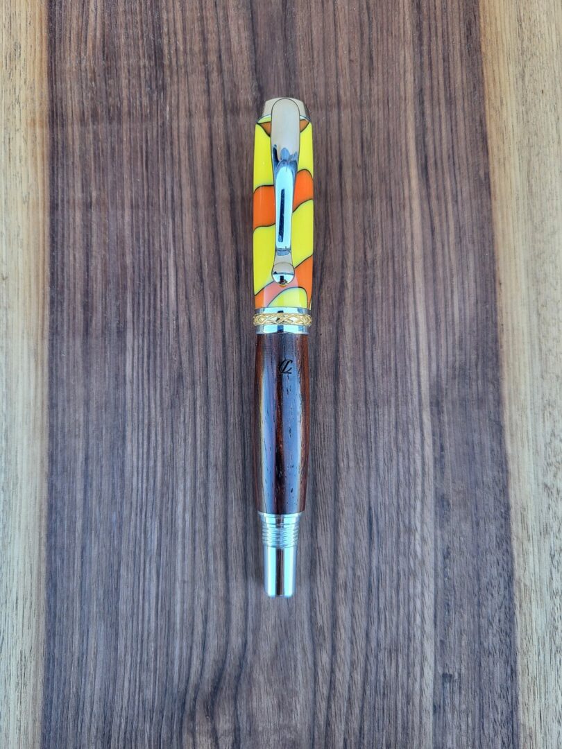 Stylo-plume Barbadás, résine jaune et orange, liseré noir / cocobolo 1 Stylo-plume Barbadás, résine jaune et orange, liseré noir / cocobolo