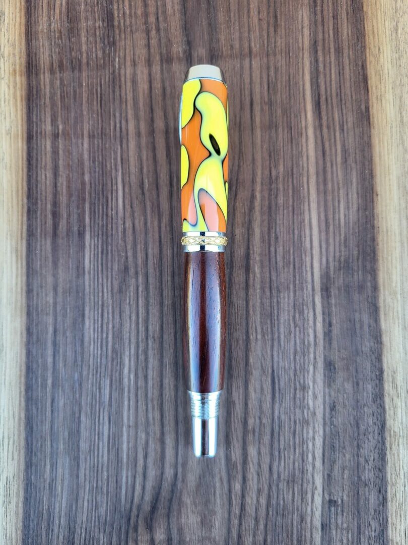 Stylo-plume Barbadás, résine jaune et orange, liseré noir / cocobolo 2 Stylo-plume Barbadás, résine jaune et orange, liseré noir / cocobolo – Image 2