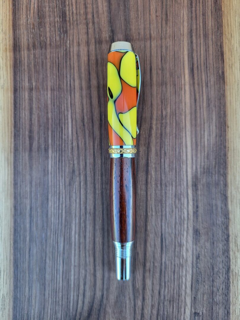 Stylo-plume Barbadás, résine jaune et orange, liseré noir / cocobolo 3 Stylo-plume Barbadás, résine jaune et orange, liseré noir / cocobolo – Image 3