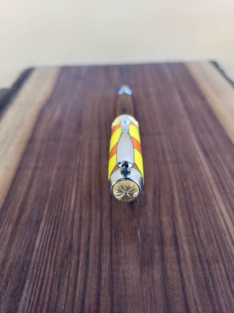 Stylo-plume Barbadás, résine jaune et orange, liseré noir / cocobolo 4 Stylo-plume Barbadás, résine jaune et orange, liseré noir / cocobolo – Image 4