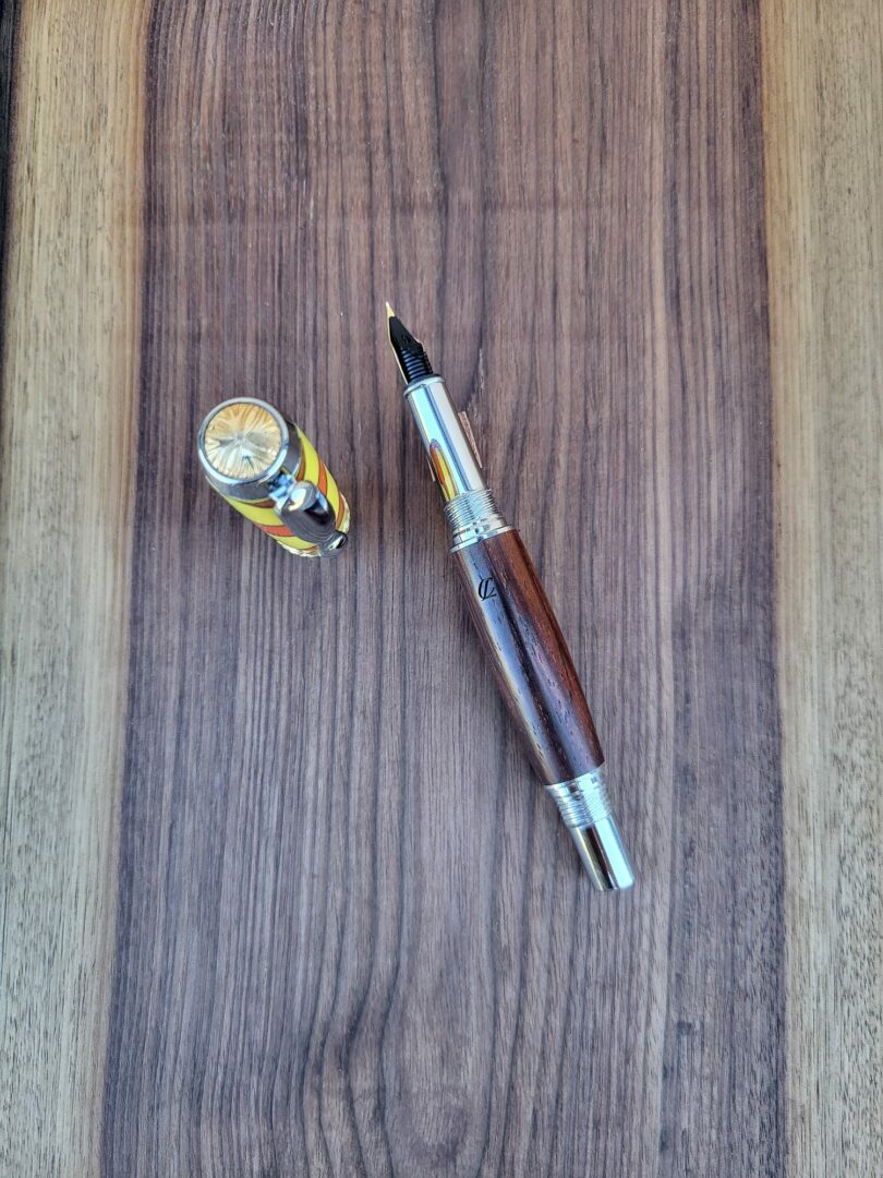Stylo-plume Barbadás, résine jaune et orange, liseré noir / cocobolo 5 Stylo-plume Barbadás, résine jaune et orange, liseré noir / cocobolo – Image 5